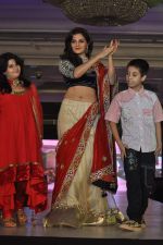 Monica Bedi walk the ramp at Umeed-Ek Koshish charitable fashion show in Leela hotel on 9th Nov 2012.1 (32).JPG